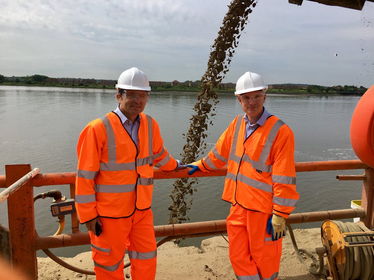 At our Dagenham wharf - where aggregates come in by ship and go out on a barge, reducing traffic in London. ⁦<a href="/CEMEX_UK/">CEMEX UK</a>⁩