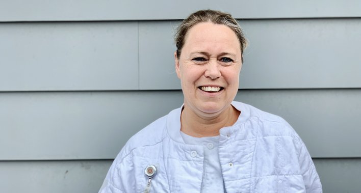 Rigshospitalet's tweet photo. Ja! At lytte er en vigtig del af behandlingen. Det har generationer af sygeplejersker nok altid vidst. Sygeplejerske Malene Missel er gået skridtet videre og har dokumenteret det. Derfor modtager hun årets Florence Nightingale-pris. Stort tillykke #sundpol https://t.co/oZBeRApXzg https://t.co/t7IVWdBF8D