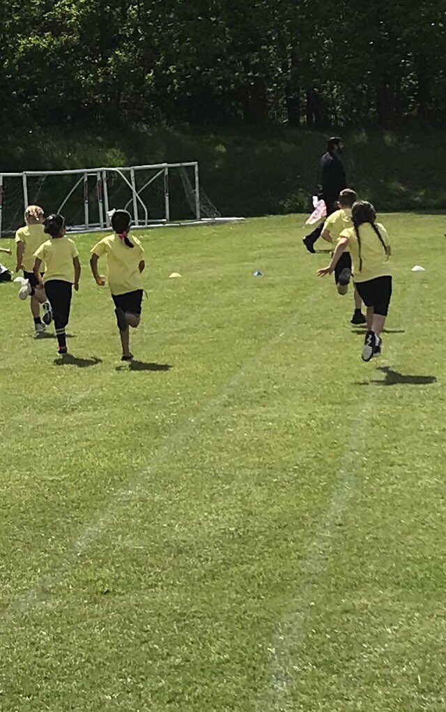 Kingston_Pk_sch's tweet photo. A great day at our #KS1 and #EYFS #sportsday yesterday! Great fun had, and lots of #determined children! Well done to all...including those adults who dared the #parentrace! #HealthyLiving https://t.co/irvkvVfrIr