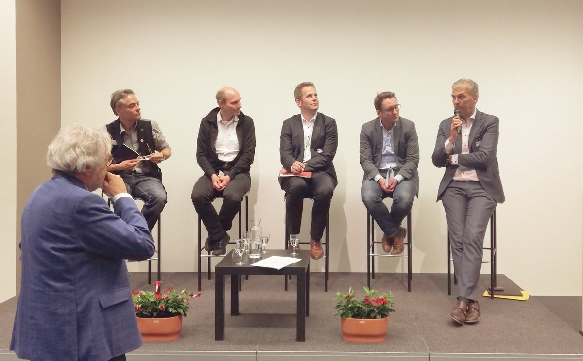 De actie kan beginnen: <a href="/RobrechtB/">Robrecht Bothuyne</a> (CD&amp;V), Eric De Bruyn (Sp.a), <a href="/gryffroy/">Andries Gryffroy ✌️</a> (N-VA), <a href="/lardvanobbergen/">Lard Vanobbergen</a> (Open Vld) en Jim Williame (Groen) gaan met elkaar in debat #verkiezingsdebat