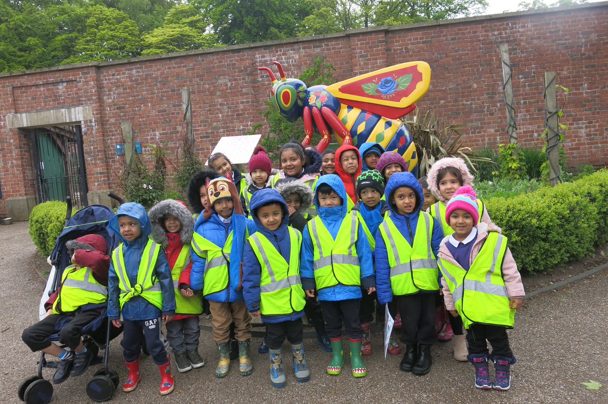 misssmythe_HT's tweet photo. Today we talked about why today is such a special day to remember in Manchester. The children enjoyed finding the bee we saw on our trip in this special book & then recreating their own Manchester Inspired Bee ๐โจ๐โจ #ManchesterRemembers #EYFS #earlyyears #BeesForManchester https://t.co/cT7zEG5nRG