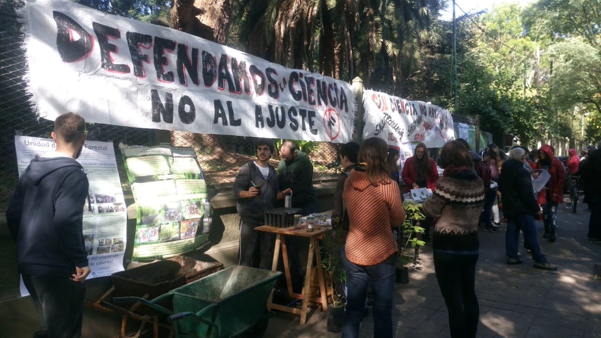 SolMar1936's tweet photo. Ya llegan imágenes de todo el país de este nueva jornada de lucha en #Conicet #Cordoba #Tucuman #LaPlata #NoAlAjusteEnCyT https://t.co/ik42wAhRHj