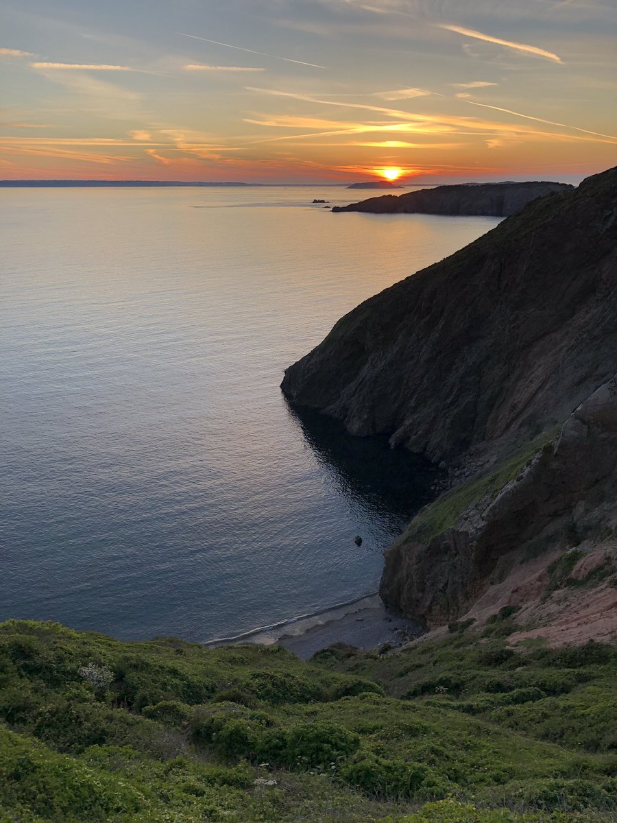Simoncando's tweet photo. Sark at sundown
#Sark https://t.co/PzUjfSXQmY