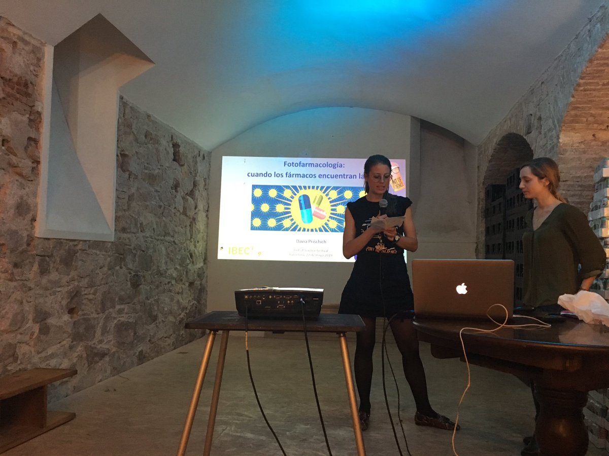 Annie29485's tweet photo. #Pint19ES #Pint19BCN fármacos controlados por la luz con Davina Prischich #science @IBECBarcelona https://t.co/wtBzWI8cES