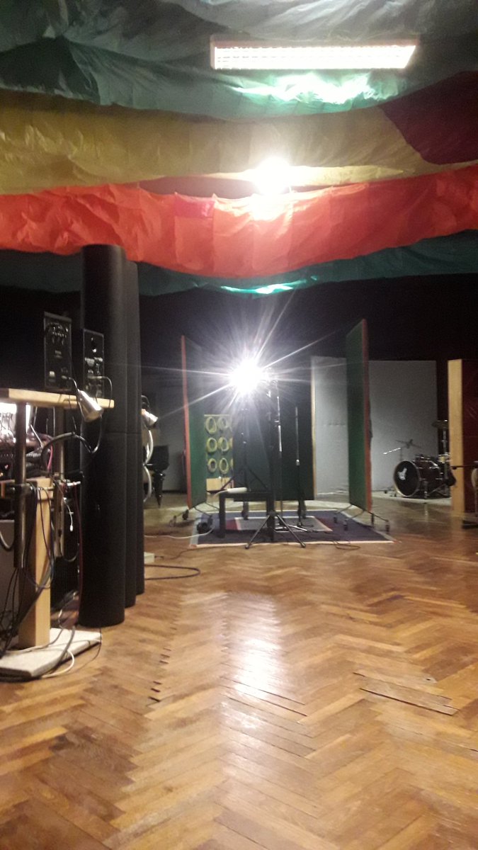 DIJ_DRYER's tweet photo. In Studio.. https://t.co/zbpUYOm6uH