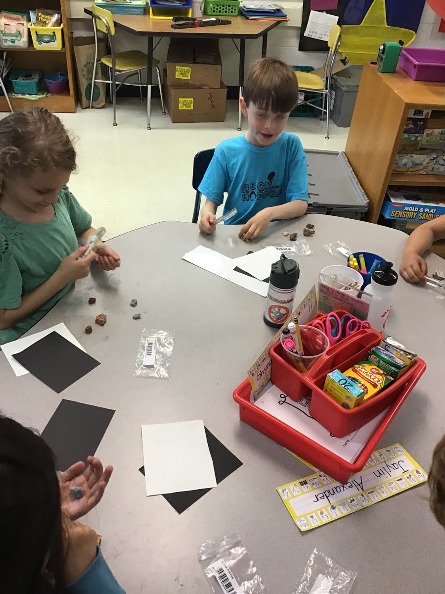 GarnerBrigette's tweet photo. First grade geologists investigating rocks! #HillThinkers #tsdthinkers https://t.co/47oWkQii4T