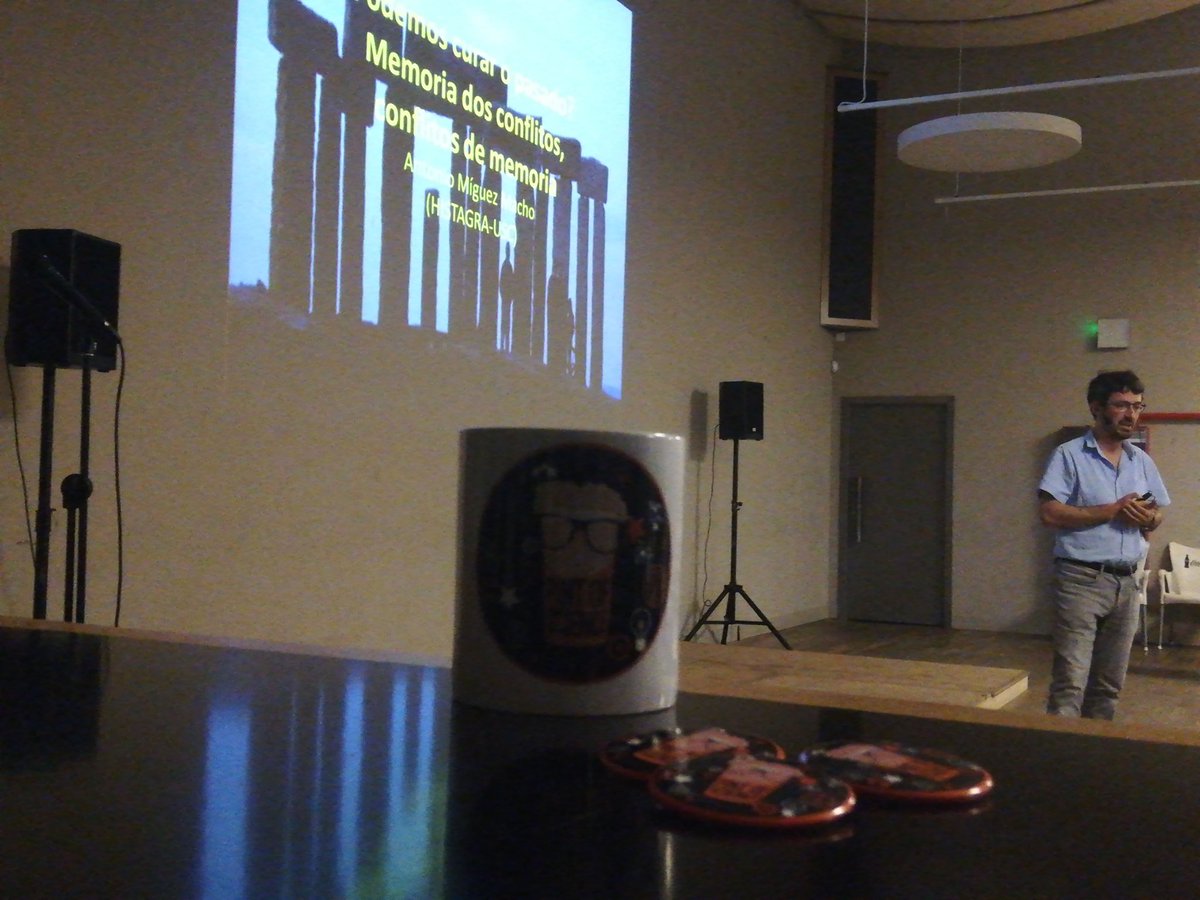 biosant_usc's tweet photo. Derradeira charla desta edición da man de Antonio Míguez Macho 👏🏼👏🏼 Memoriad dos conflitos, conflitos de memoria 🤔🤔 Imos aló! #Pint19SCQ #Pint19ES https://t.co/vWkCd4lK0X