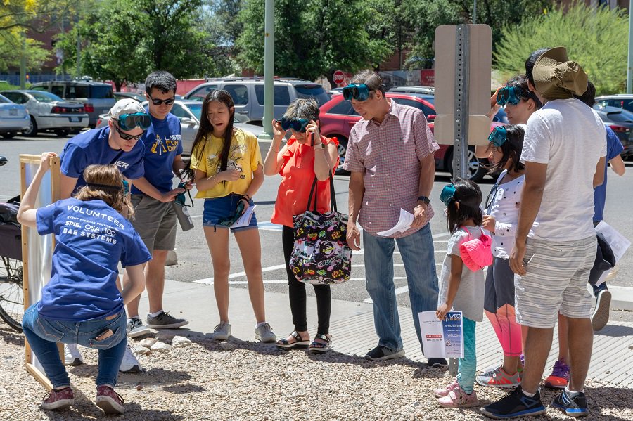 OpticaWorldwide's tweet image. The @OpticalSciences #OSAStudentChapter celebrated the 9th annual Laser Fun Day with #optics &amp;amp; #photonics outreach demos including a laser maze, #AR sandbox, cow-eye dissections &amp;amp;more! Organizers look to expand more next year. Read more - ow.ly/rmu650umYNM #OSAFoundation