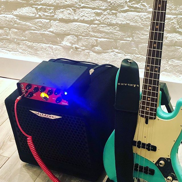 ashdownmusic's tweet photo. Mini rigtastic. OriginAL 300 watt head with new OR-110 cabinet. #spotthevu #bass #bassamp #portable #lightweight #original #or110 #laklandbass #minirig #basslife https://t.co/K4nBSFIGIs https://t.co/MjQuDxuYZj