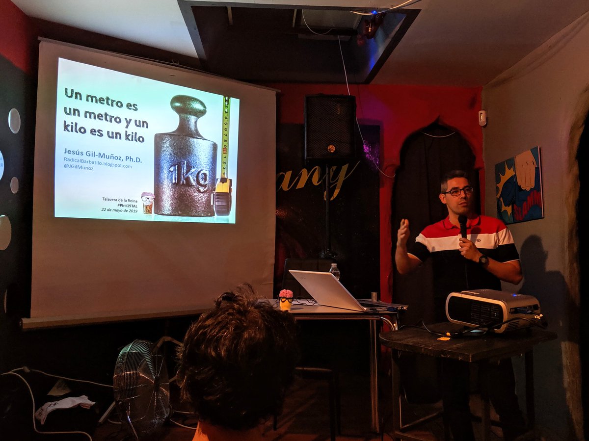 TurbanMinor's tweet photo. Para terminar #Pint19TAL,  @JGilMunoz pone un poco de orden: "Un metro es un metro y un kilo es un kilo". 
¡Que viva el sistema métrico decimal! (Se las arreglaron para llamar a este festival 'pinta' de ciencia a pesar de que fuera de UK estamos tan contentos tomando cañas 🤦🏻‍♂️🍺) https://t.co/az31mv87u4