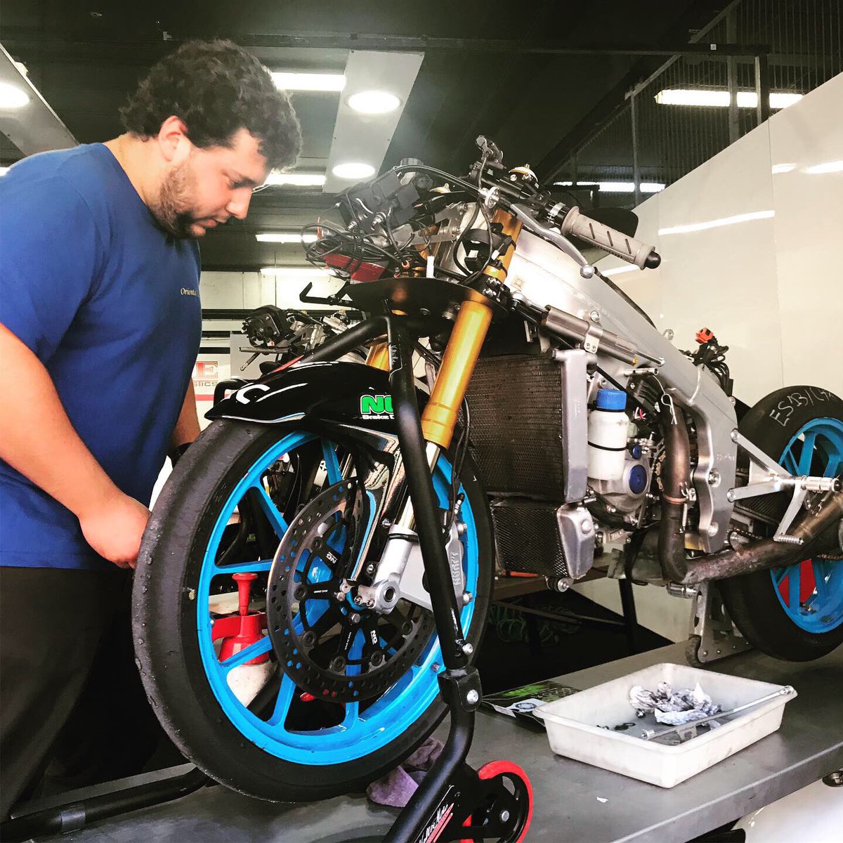 TheMotoMethod's tweet photo. Wednesday night at @circuitdebcncat and my #xctech #team is all set up.  My mechanic Diego is getting my #premoto3 machine ready for tomorrow’s free practice sessions. #esbk #championship #round2 #racer https://t.co/bh6DBqvYBc