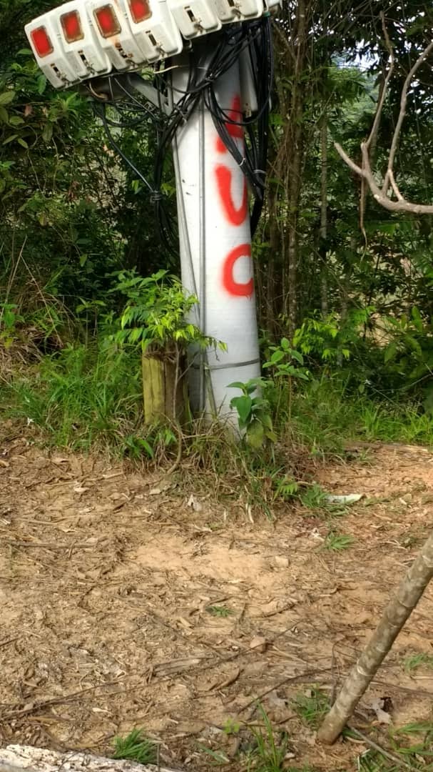 Juancatatumbo's tweet photo. Que me explique el Ejercito quienes llevan 14 años acantonados en finca donde vivimos 3 lideres sociales @AscamcatOficia en el Catatumbo, por que la tropa se desaparecio y dejaron marcas de la AUC en nuestro predio. Hago responsable politico @IvanDuque de lo que pueda ocurrir. https://t.co/pn2LoWcRWc