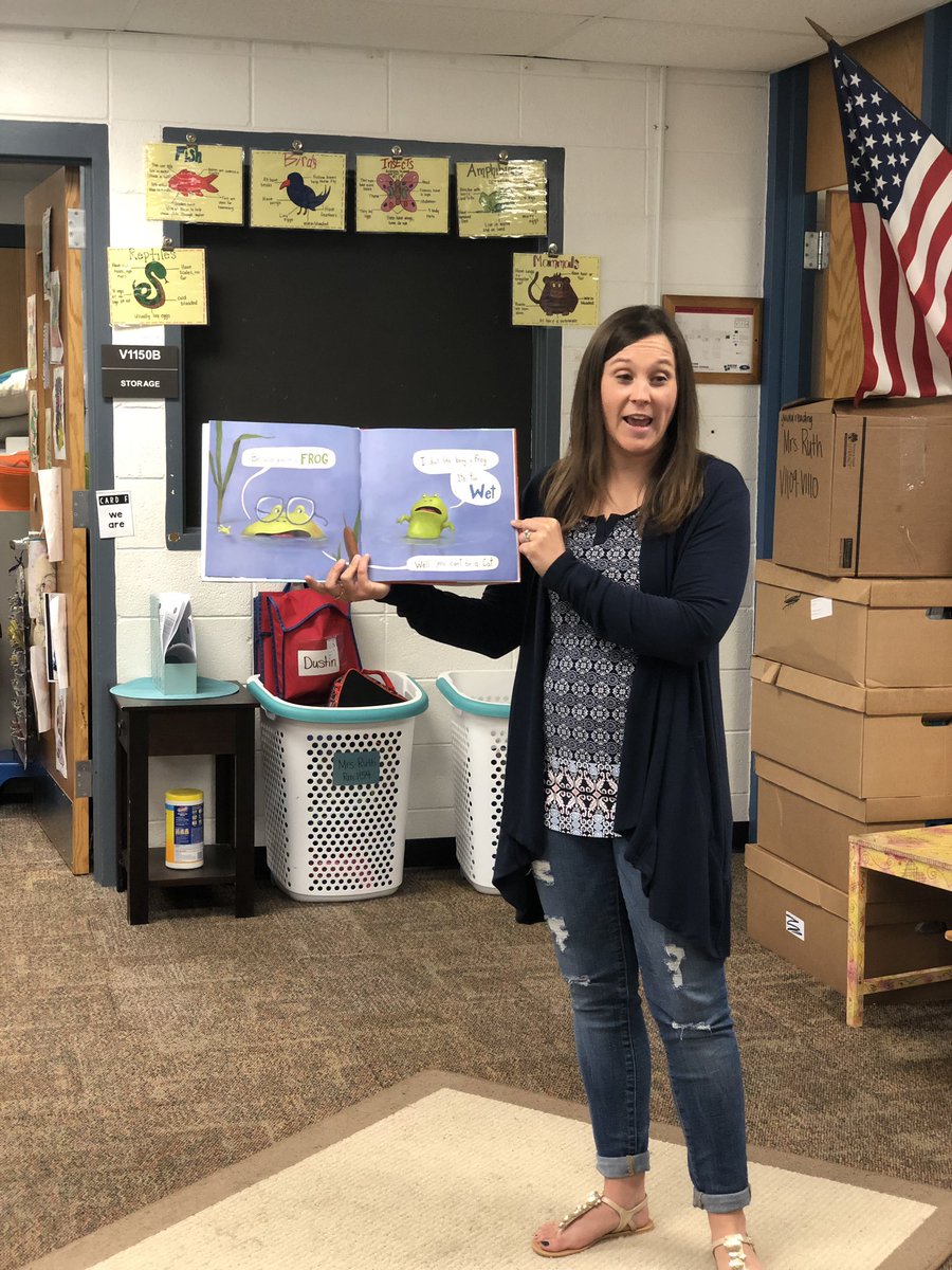 amandacohn9's tweet image. It was a great day in first grade! @AP_SharpVV and I had an amazing day subbing for @mrsruth727 complete with stories, measurement, brain breaks, cheering on our 5th grade buddies, and even a visit from Officer Prather! A great reminder just how hard teaching is. #weloveourjob