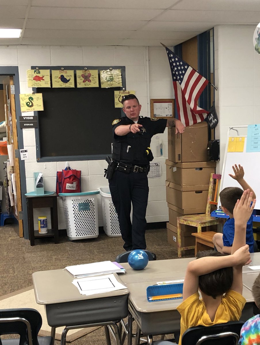 amandacohn9's tweet image. It was a great day in first grade! @AP_SharpVV and I had an amazing day subbing for @mrsruth727 complete with stories, measurement, brain breaks, cheering on our 5th grade buddies, and even a visit from Officer Prather! A great reminder just how hard teaching is. #weloveourjob