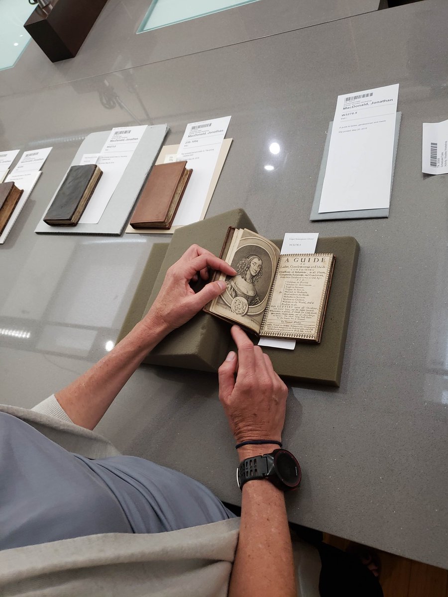FolgerResearch's tweet photo. @FolgerLibrary In #earlymodern binderies, customers could make many decisions about a book's decorations and size. These decisions had an impact on cost. #BeforeFarmtoTable #WoolleyWeek https://t.co/QfCe9FX8ac