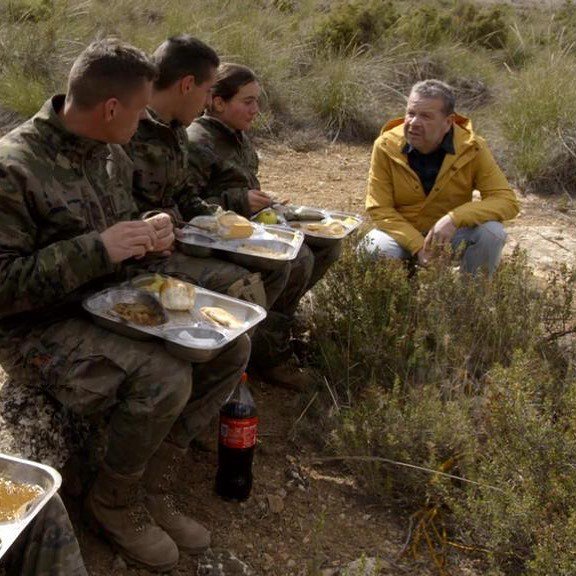 albertochicote's tweet photo. En media hora arrancamos... #comidamilitares
Justo tras @elintermedio en @lasexta 
El equipo de @telovasacomer metido hasta la cocina en cuarteles y maniobras del ejército de tierra. https://t.co/bF2rIeBkto