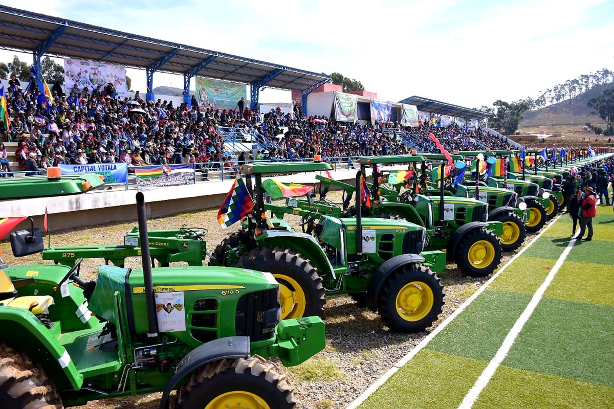 EstebanUrquizuC's tweet image. Como política de estado del hermano presidente @evoespueblo la mecanización del agro continúa en Chuquisaca. Cada uno de los alcaldes de los 29 municipios recibió 2 tractores más su cisterna de 6 mil litros  en el municipio de #Tarabuco. 
#MayoConObras