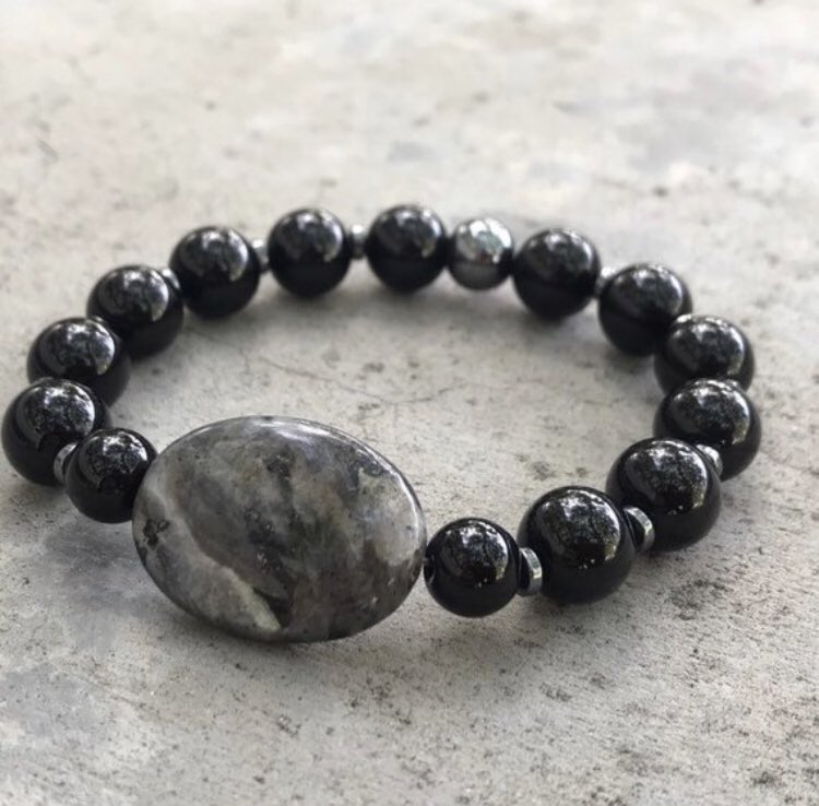 Father’s day is coming up!
Check out the unisex / men’s designs at the shop and while you are st it pick up a little something for you too 😂 BUY 2 GET FREE SHIPPING - etsy.com/shop/eternalbl…
 
#obsidianbracelet #mensbracelet #hematite #fathersday #giftidea #giftforhim #freeship