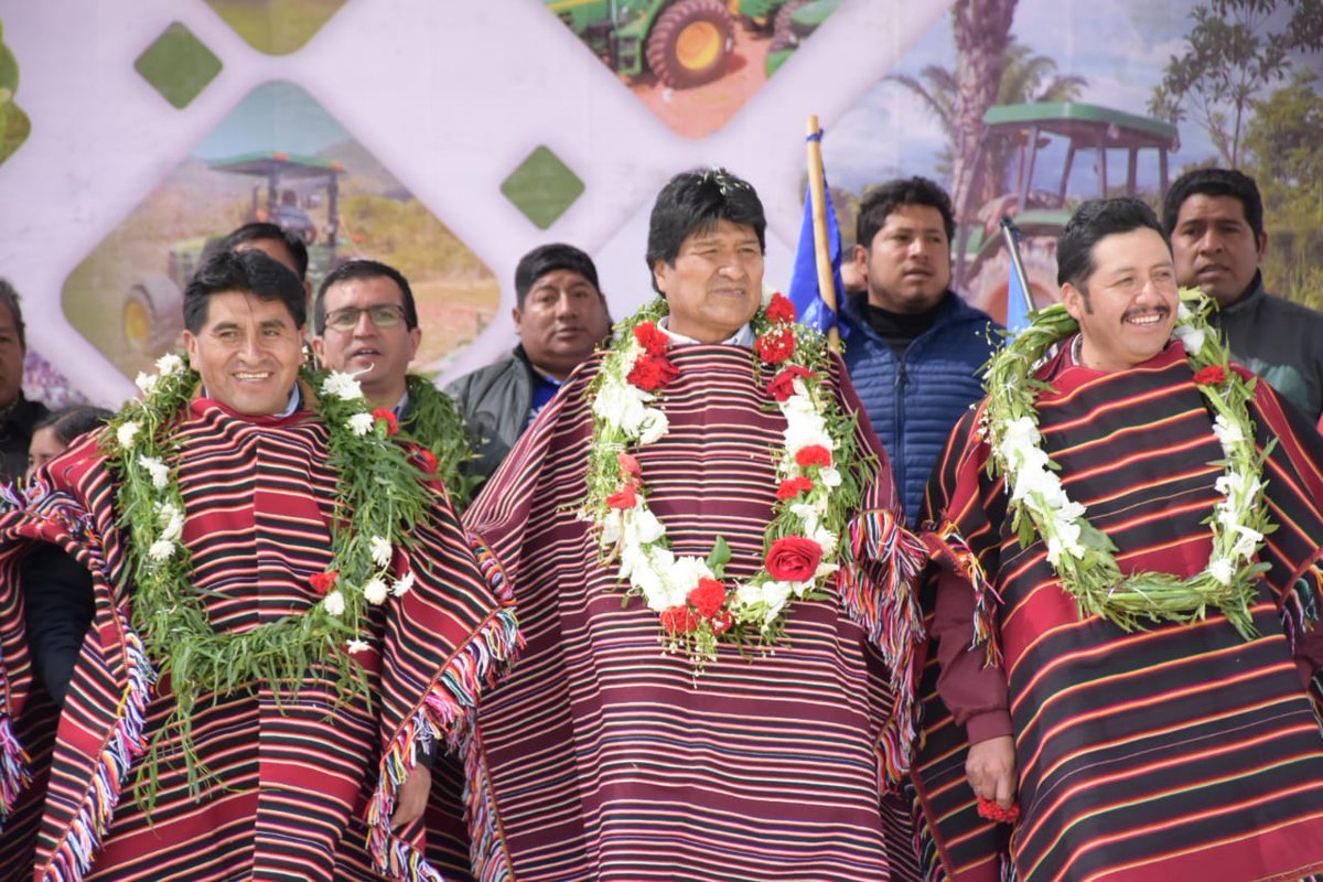 EstebanUrquizuC's tweet image. Como política de estado del hermano presidente @evoespueblo la mecanización del agro continúa en Chuquisaca. Cada uno de los alcaldes de los 29 municipios recibió 2 tractores más su cisterna de 6 mil litros  en el municipio de #Tarabuco. 
#MayoConObras