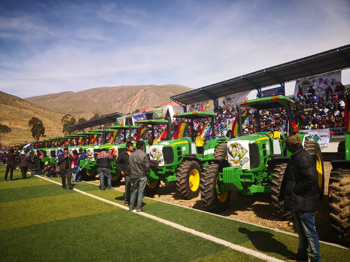 EstebanUrquizuC's tweet image. Como política de estado del hermano presidente @evoespueblo la mecanización del agro continúa en Chuquisaca. Cada uno de los alcaldes de los 29 municipios recibió 2 tractores más su cisterna de 6 mil litros  en el municipio de #Tarabuco. 
#MayoConObras