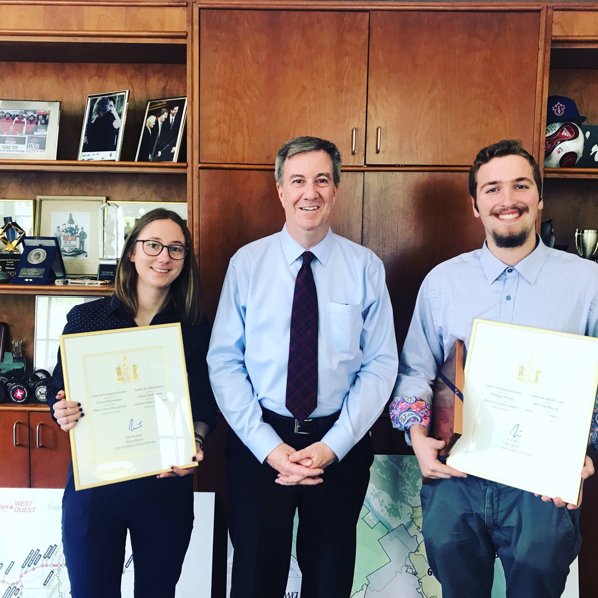 JimWatsonOttawa's tweet photo. C’était un plaisir de passer la journée avec les maires d’un jour. Deux jeunes étudiants avec beaucoup de potentiel @Youth_Ottawa #OYEC https://t.co/fmNqbIyuKn