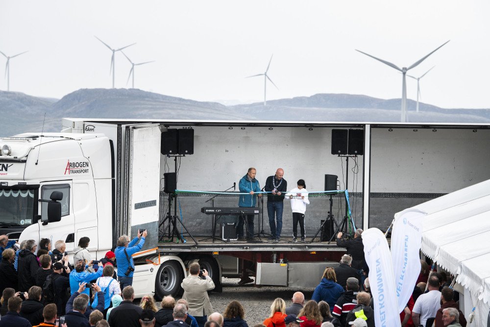 FosenVind's tweet photo. Folkefest under åpningen av Norges største vindpark https://t.co/NyN1xvrl1N https://t.co/0KlcyCnfFB