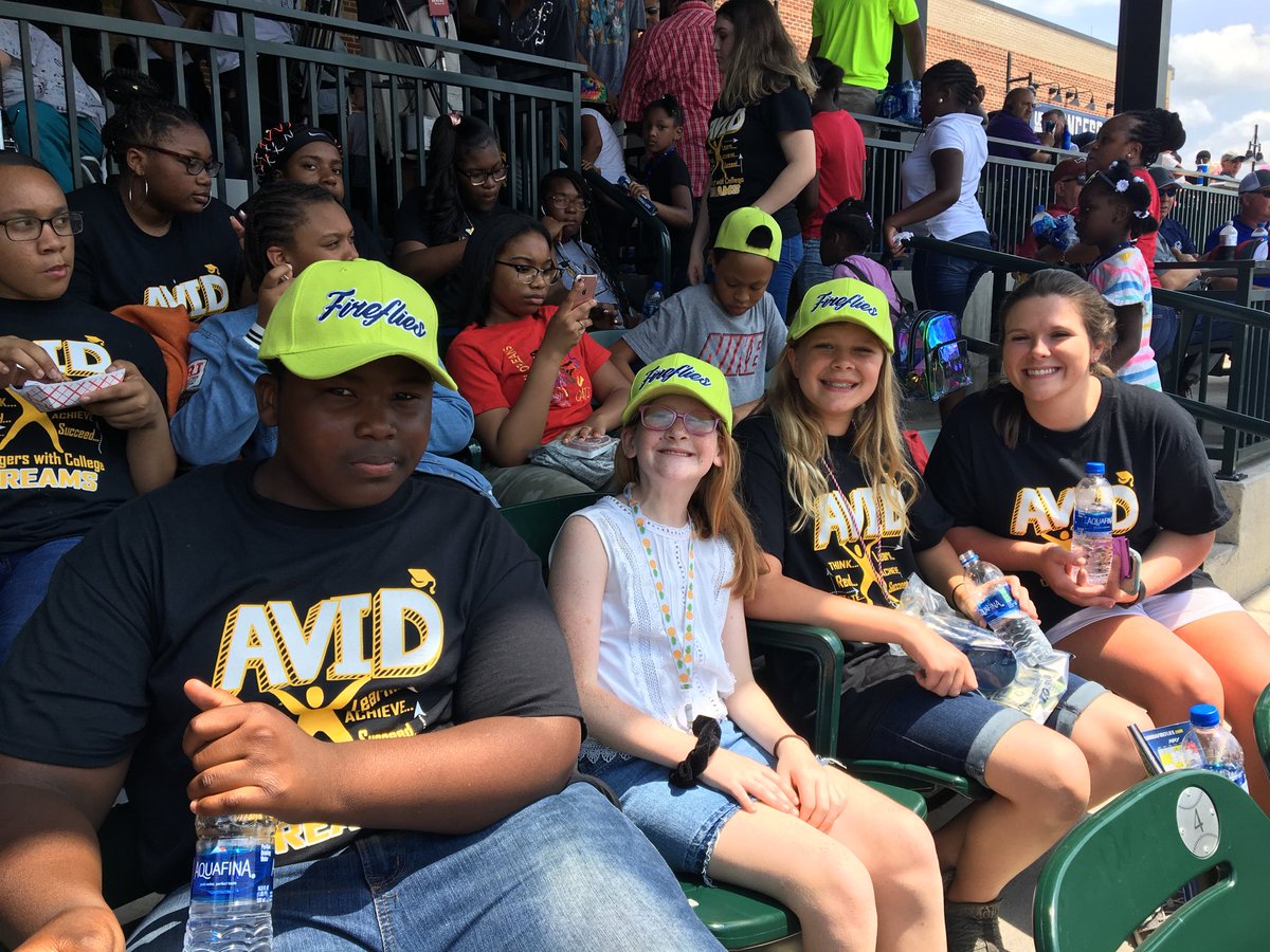 ChristyMyllyka1's tweet photo. Fireflies fun with BMS AVID students! ⁦@BMSatRSD2⁩ ⁦@_karisma73⁩ https://t.co/TdVE9C6lWa