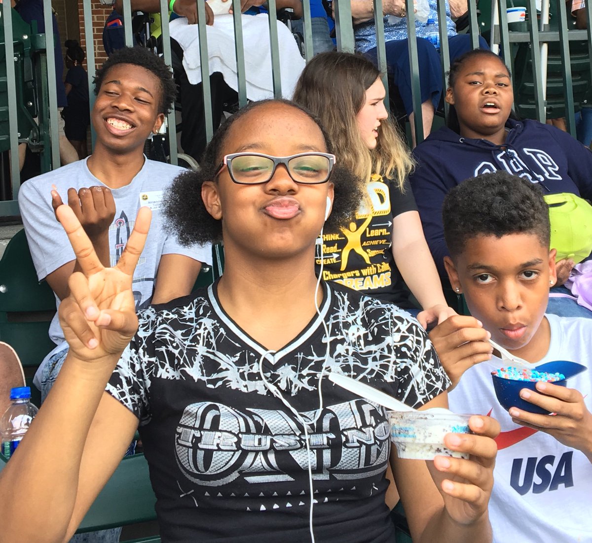 ChristyMyllyka1's tweet photo. Fireflies fun with BMS AVID students! ⁦@BMSatRSD2⁩ ⁦@_karisma73⁩ https://t.co/TdVE9C6lWa