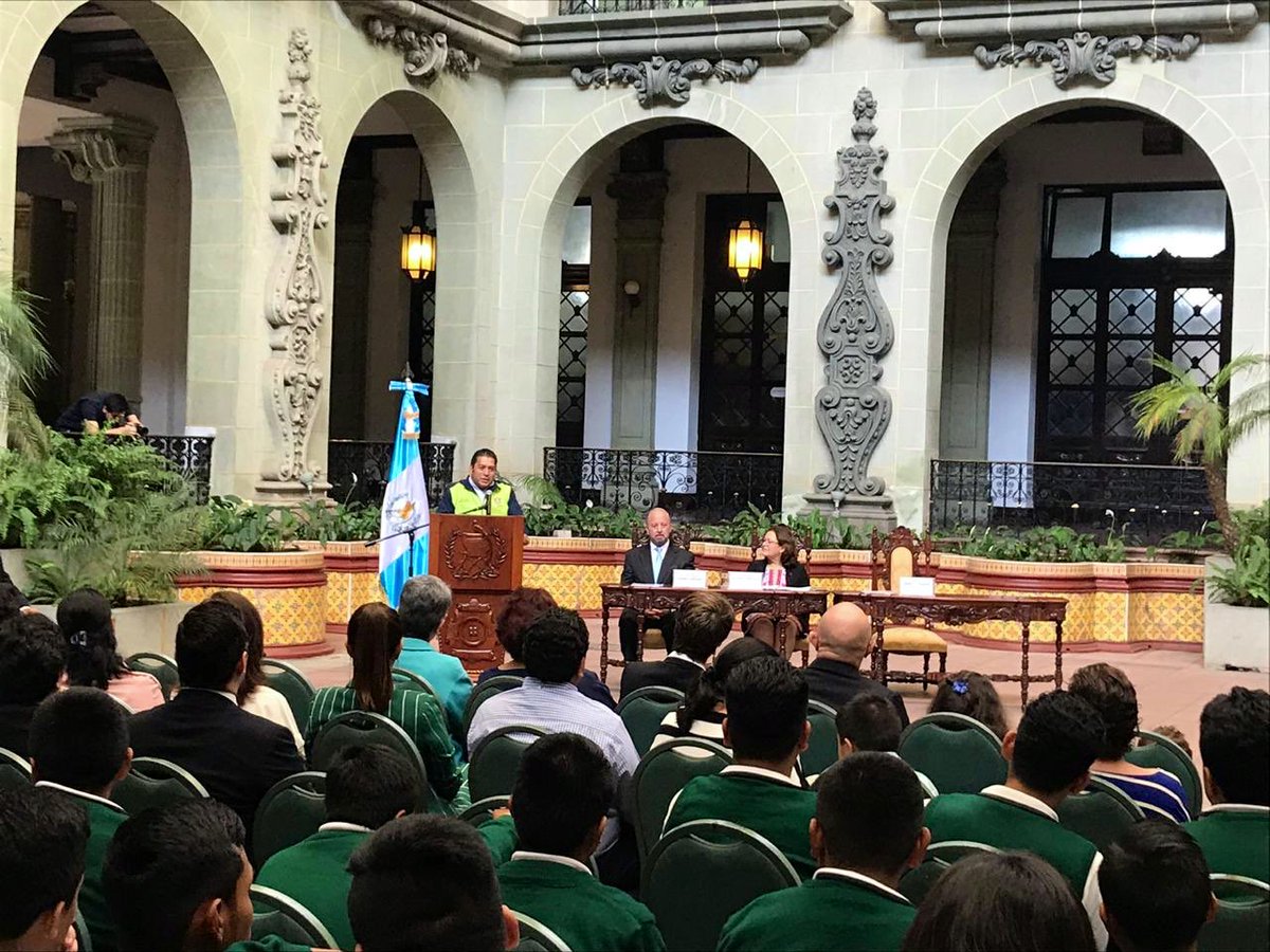 alcaldiazona16's tweet photo. Alcalde Auxiliar de #zona16, participa del acto de “Cambio de la rosa de la paz” en donde el Médico y Cirujano Julio Cesar Alonzo Aceituno, vecino de zona 16 fue condecorado. 
Acto realizado en el Palacio Nacional de la Cultura.

#GuatemalaValeLaPena https://t.co/7x8Vu97ESa