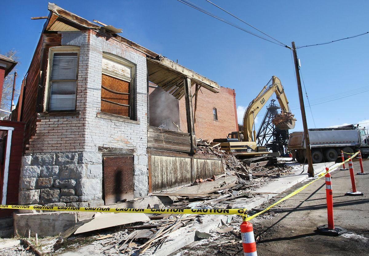 AbleDemoYYC's tweet image. #DemolitionCourtesy: Talk to Your Neighbors Ahead of Time

A #demolitionproject can be loud, messy, and flat-out invasive to neighboring residents. If you have any neighbors, give them a heads up and apologize for the inconvenience. 

abledemolition.ca 

#yycdemolition