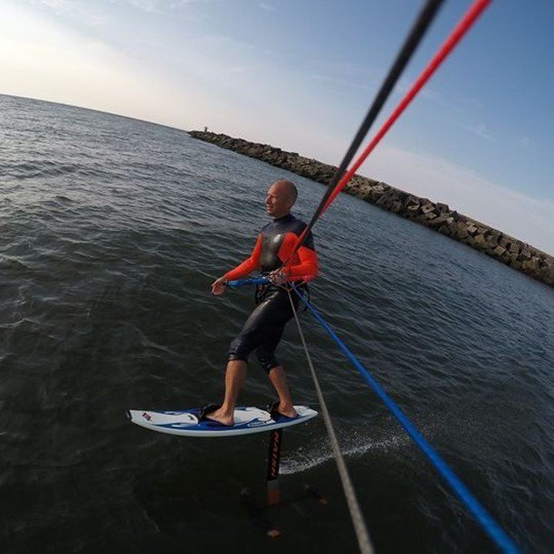 Past meets present. @DavidBreukhoven dusting off his vintage Flash Signature model from 2002 with the 2019 Thrust Kite foil. bit.ly/2WkuIJt