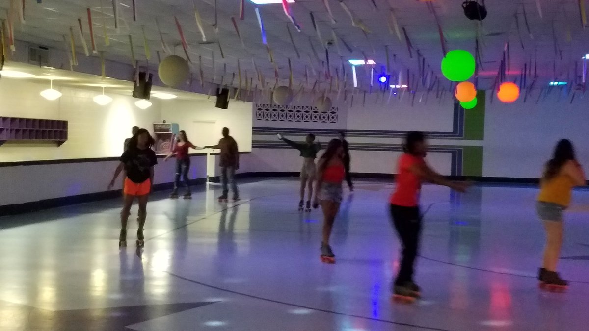 DCseniors2019's tweet photo. Seniors enjoying the Senior Skate Day and yearbook signing party! https://t.co/RGIJI1NQzj