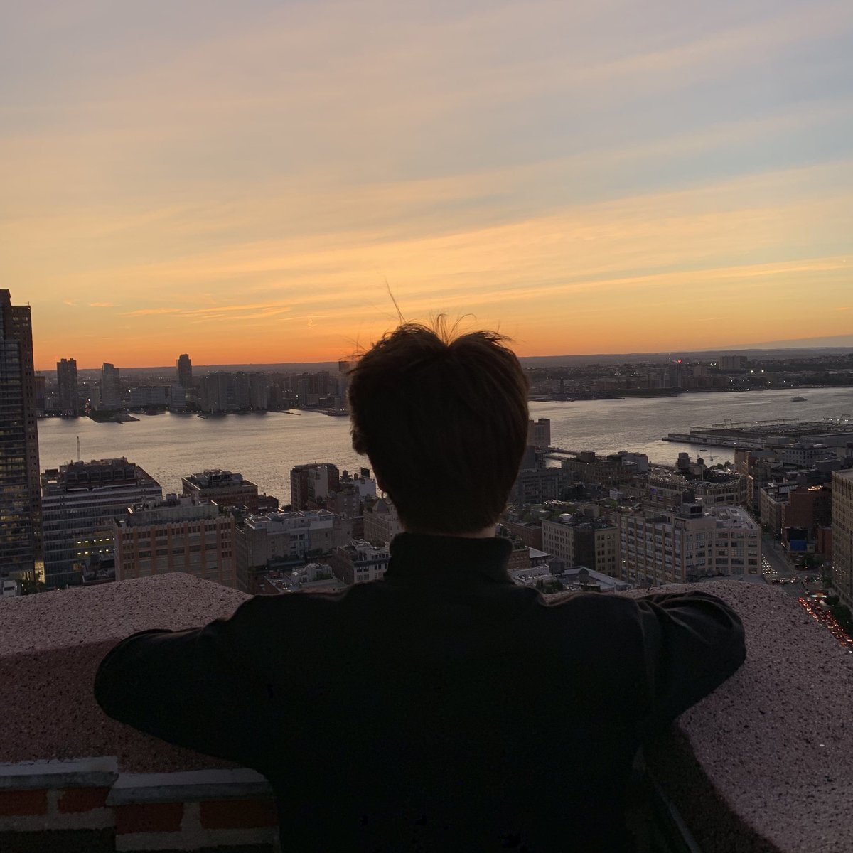 jiminniearchive's tweet photo. I guess sunsets are his thing ☀️💛 https://t.co/v9yi9HqpLX