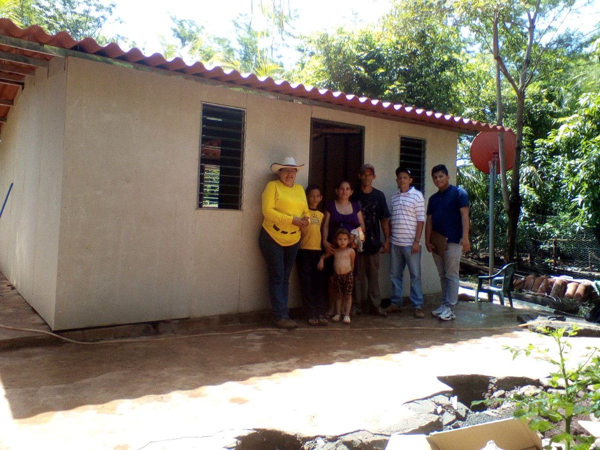 80 familias afectadas por enjambre sísmico en Zona Oriental ya cuentan con viviendas seguras.  Ejecutamos la segunda fase de 60 viviendas desmontables más.
Cambiamos condiciones inseguras de familias de Chirilagua, #SanMiguel y El Carmen e Intipucá en #LaUnión
<a href="/roberto_gochez/">José Roberto Góchez</a>