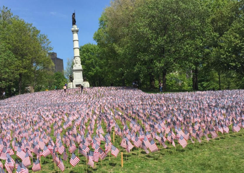 auditorarchive's tweet photo. Today, our staff helped plant more than 37K American flags on #BostonCommon for #MemorialDay. Each flag stands for a MA service member who gave their life to defend our nation. Thanks to all who volunteered. @MaMilHeroes #HeroesFlagGarden #OSACares https://t.co/OqwTX48lEz