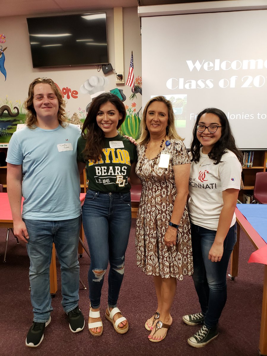 dee_mazurek's tweet image. Clark soon to be graduates walked our halls this morning.....these 3 were in my 4th grade class! It was so fun to see them!!  @NISDCNE @NISD @NISDClark #RootEdColoniesNorth