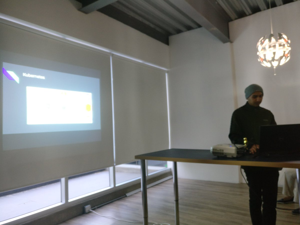 PythonTijuana's tweet image. Omar Herrera hablando de Python y Docker en la reunión de hoy 😁🐍