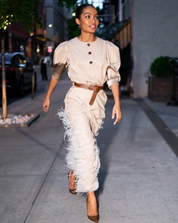 HelloMagazineME's tweet photo. Feathers never looked so chic! @yarashahidi wears a @prabalgurung creation as she heads for the Tonight Show With Jimmy Fallon in New York. #JimmyFallon #PrabalGurung #YaraShahidi #NewYork #HelloMagMe #HelloMiddleEast #HelloLoves #HelloStyleFiles https://t.co/E364gbKM5q