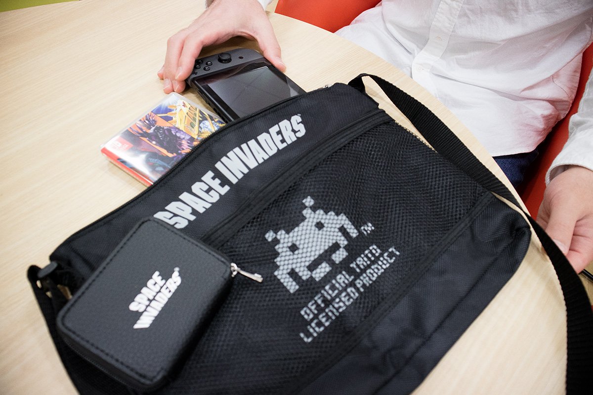 TAITO's tweet photo. さっそく書店で「smart」7月号をゲット。付録のスペースインベーダーグッズを使ってみました！ サコッシュは大容量、お財布はICカードも入ってイイ感じ😊
#si40th #spaceinvaders #smart https://t.co/gsy15MZJDE