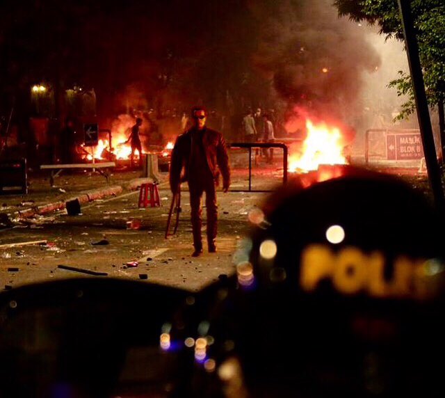 Sementara di wilayah Tanah Abang, terlihat seorang yang diduga kuat merupakan salah satu tentara import dari luar negeri, nampak memimpin aksi massa dengan menggunakan senjata api laras panjang.
.
.
Foto oleh hamba Allah
.
.
#aksi22mei #tentaraasing  #atasnamaterminator