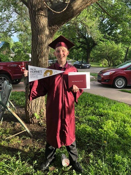 Rgonzal2021's tweet photo. Graduate Hs ✔️ 
Meet head coach Bill Snyder ✔️

Go to Emporia State University to become a Graduate Assistant to the Game I have a passion for and love And learn it from a phenomenal college coach #HornetNation #EsuBasketball🏀 @ESUSports @CoachDoty #StingersUp https://t.co/Msq79052NC