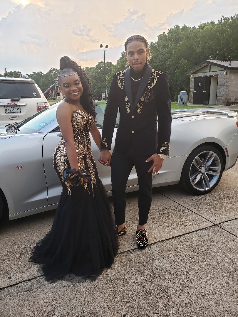 jusssmonettt's tweet photo. Prommmm 2k19⚜️🖤 https://t.co/zN6KnNU5rQ