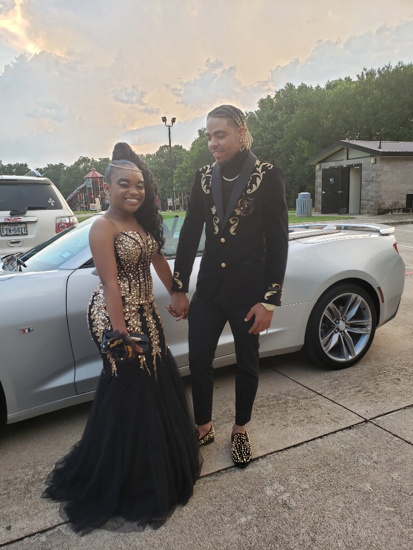 jusssmonettt's tweet photo. Prommmm 2k19⚜️🖤 https://t.co/zN6KnNU5rQ