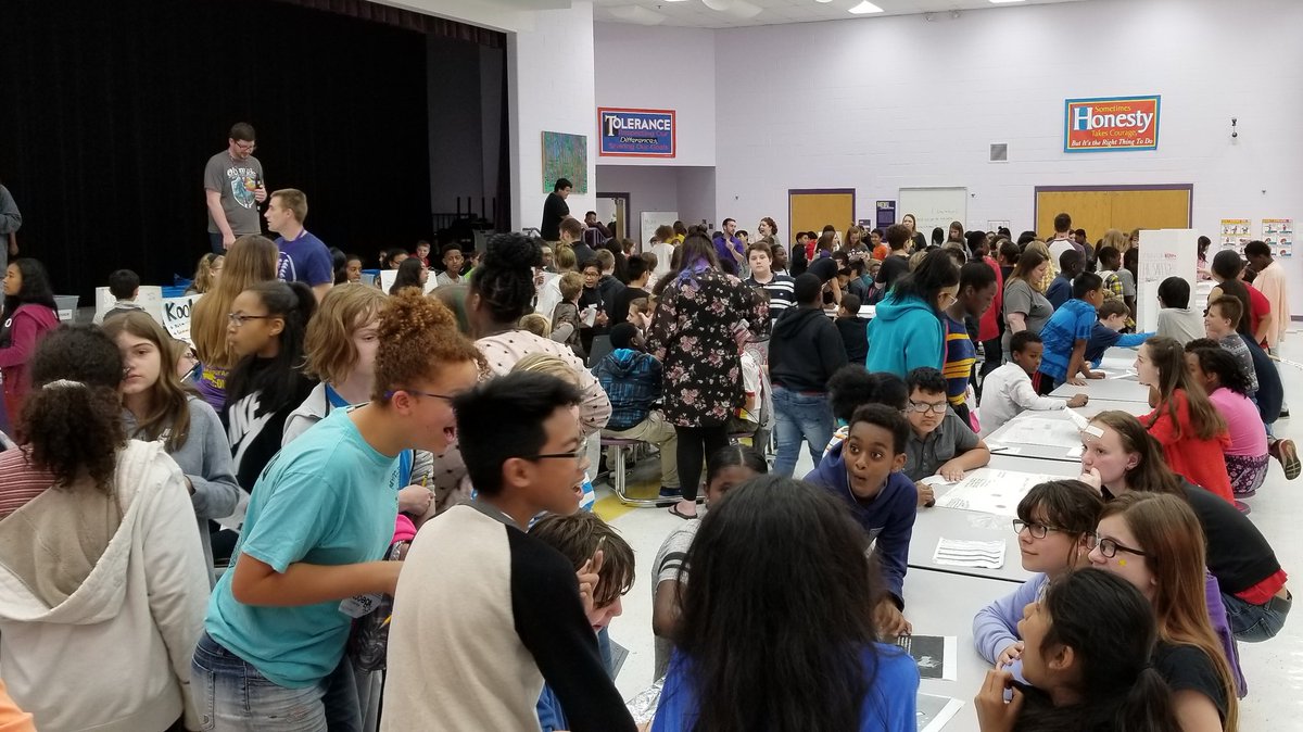 AskMrBoan's tweet image. What a great time at IDEAcon @WRMSWolves today!  Students from @IDEALabWRMS brought their #startup skills and ground-breaking products to show to potential investors!  So proud of everyone&apos;s hard work and #innovation! #REYNproud #makersgonnamake #makerspace @ReynSchools