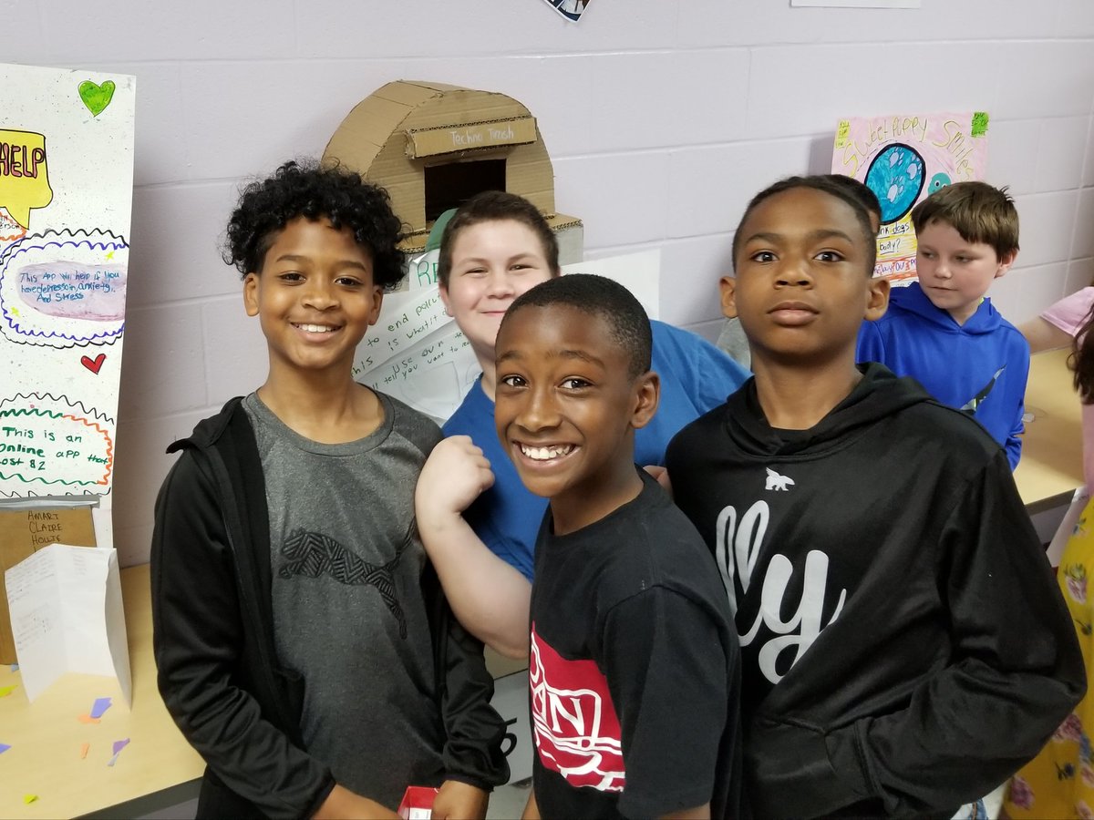 AskMrBoan's tweet image. What a great time at IDEAcon @WRMSWolves today!  Students from @IDEALabWRMS brought their #startup skills and ground-breaking products to show to potential investors!  So proud of everyone&apos;s hard work and #innovation! #REYNproud #makersgonnamake #makerspace @ReynSchools