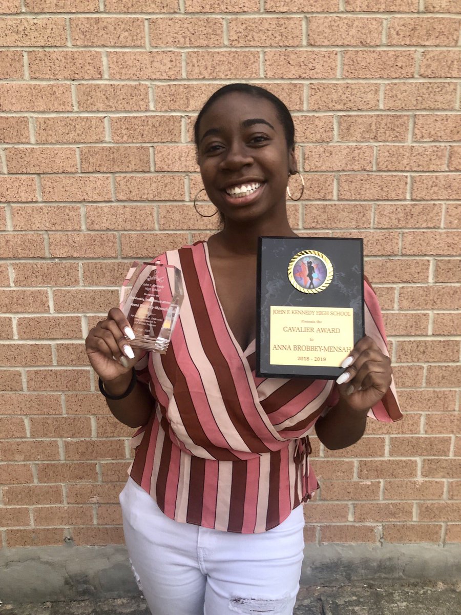 Being part of a team like this is a reward in itself 😚👯‍♀️💛#AwardsNight #CavsWay