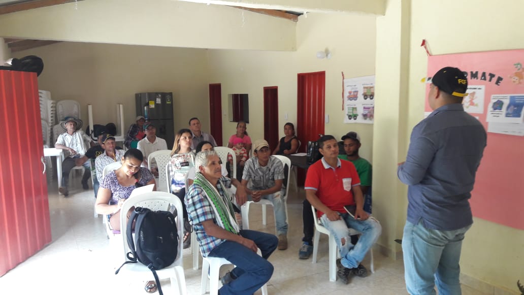 SER_CTMAE's tweet photo. #SENAEmprendeRural En #SanRoque_ANT desarrollamos capacitación "Apoyarnos a través de la asociatividad" a grupos de formación @SER_CTMAE.

@EstradaCarlosM @hernanfuentes @CarlosAGamba @acalderon1974 @Walterquiver @fcanogomez https://t.co/rZGbvlTl8z