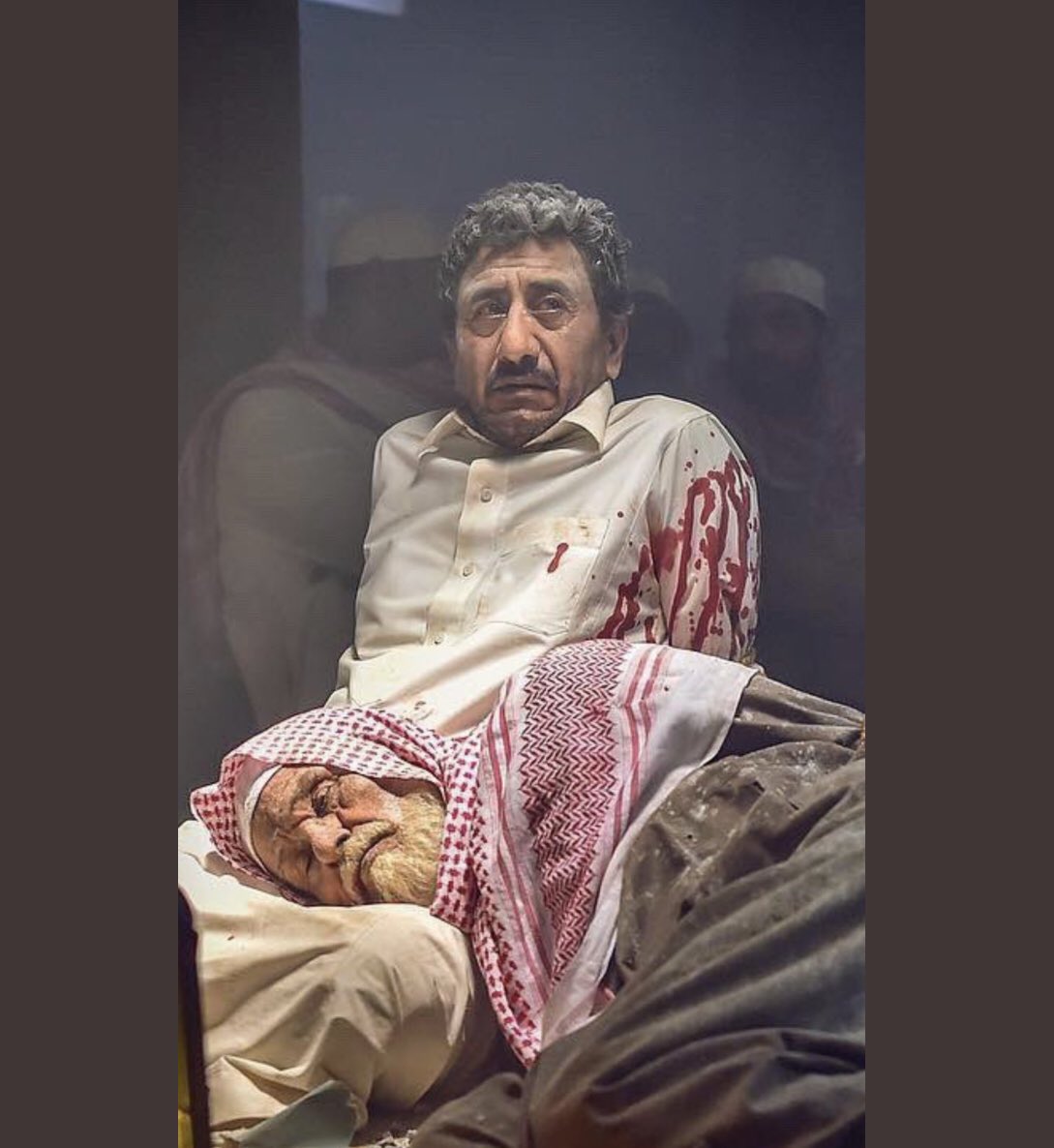 على بساطة هذا المشهد أخذ منا ٣ ساعات تصوير
وهم  مكبلين أرجلنا و أيدينا 
وتعبنا من القعدة   في إنتظار الأكشن (قنبلة الغاز) والخال مريح على حجري طول الوقت و لا هامه شي