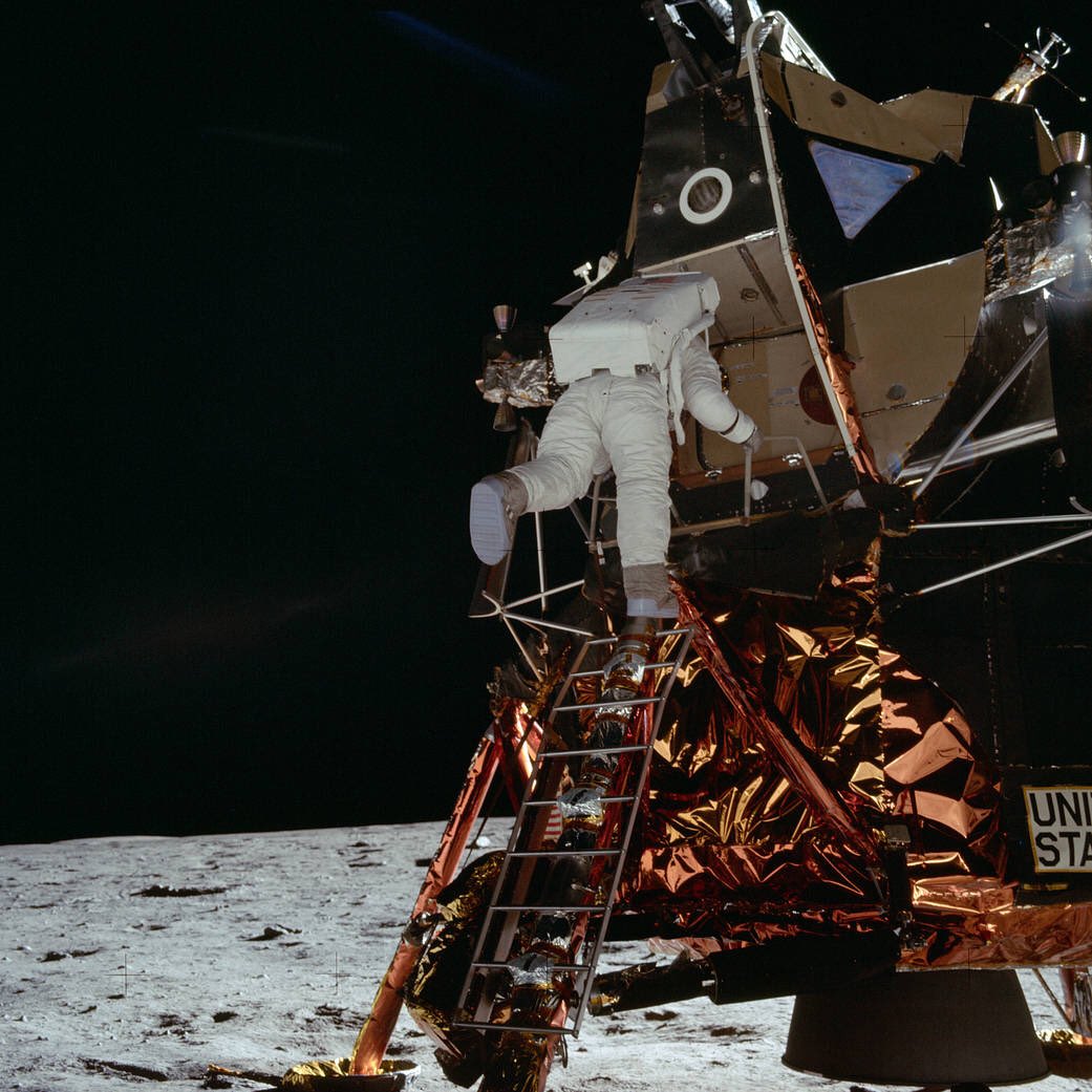 TheRealBuzz's tweet image. Moon landing in 3… 2… 1… #Apollo11 roadtoapollo50th.com/50thgala/