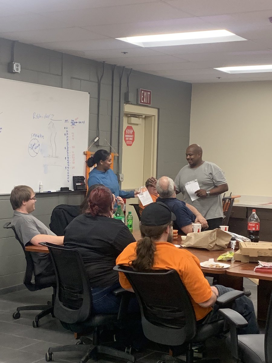 roccisano_nancy's tweet image. #latenightsamepage with our overnight MET and freight team  pizza 🍕 And wings with a whole lot of gratitude for what this team does for our store #freightrocks #hd4131  #oneteam @NotsoLameTHD @cochran_marc @WendyMcclintock @HDZ153